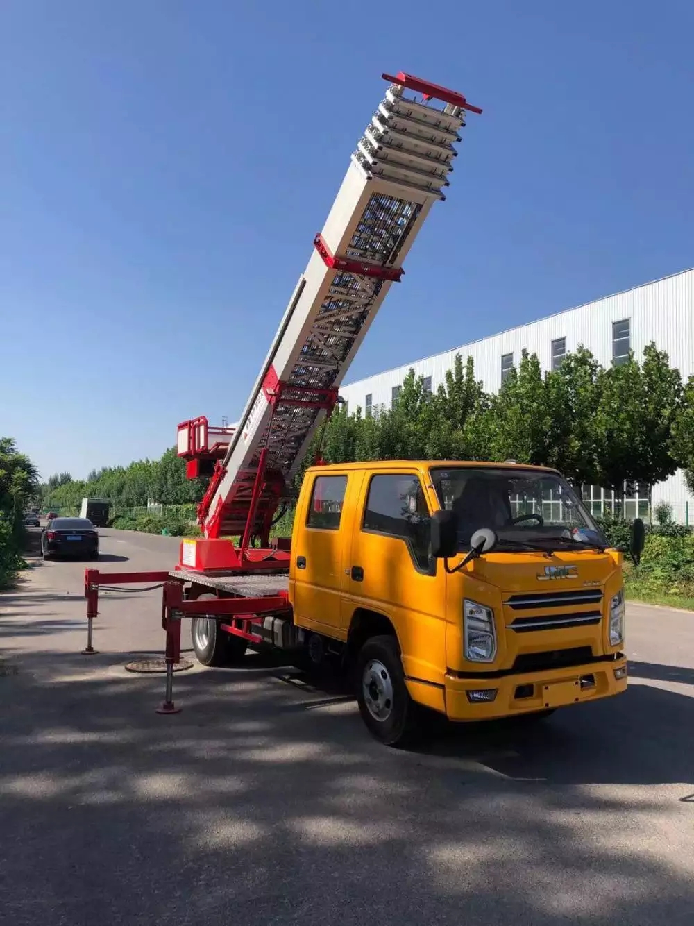 济宁附近的云梯车出租服务：轻松解决高空作业需求