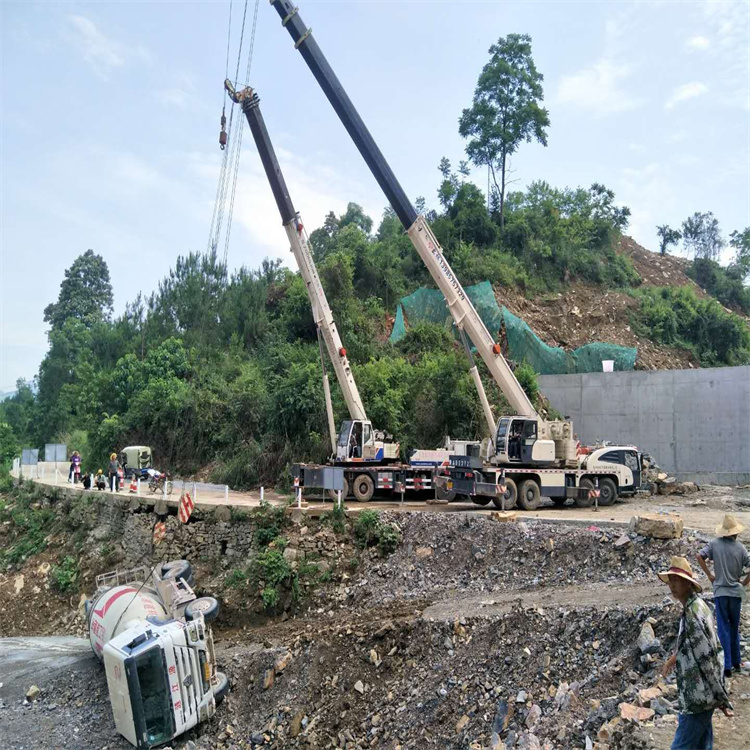 济宁汽车掉沟里叫吊车救援要多少钱